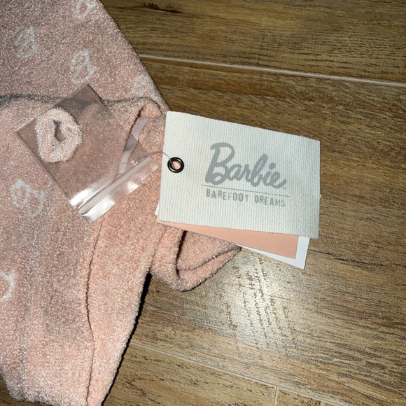 Barefoot Dreams x Barbie - Picture 2 of 3
